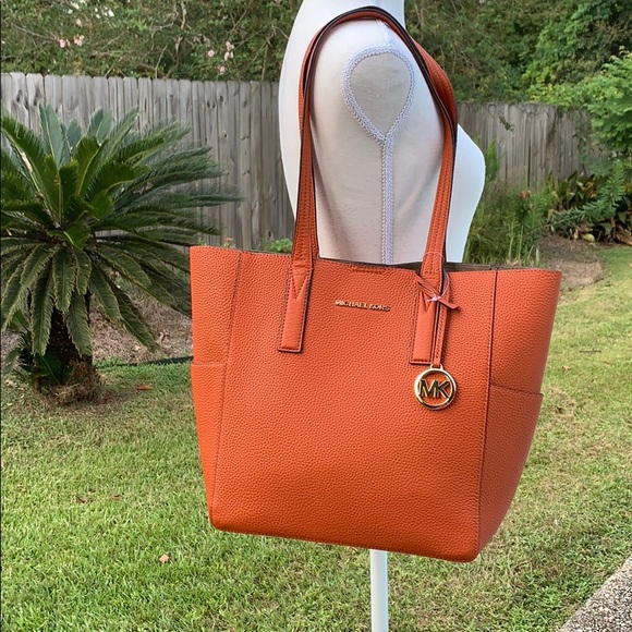 Michael Kors Handbags - 🍁🍁Micheal kors medium tote 🍁🍁